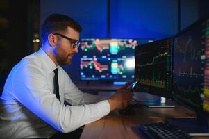 finansiell analytiker och dag handlare arbetssätt på en datorer med flerskärm foto