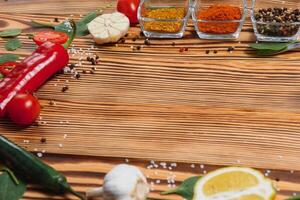 matlagning tabell. bakgrund med kryddor och grönsaker. topp se. fri Plats för din text. foto