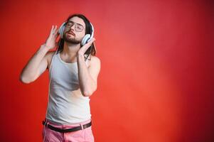 Gay man på en färgad bakgrund i de studio. de begrepp av de lgbtq gemenskap. jämlikhet. foto