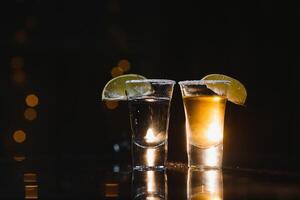 gott alkohol dryck cocktail tequila med kalk och salt på vibrerande mörk bakgrund. närbild. foto