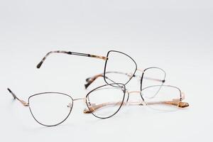 glasögon vit bakgrund med en makro lins. foto