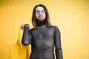 Gay man på en färgad bakgrund i de studio. de begrepp av de lgbtq gemenskap. jämlikhet. foto