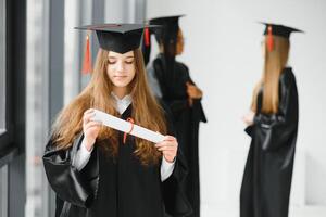 kvinna porträtt på henne gradering dag. universitet. utbildning, gradering och människor begrepp. foto