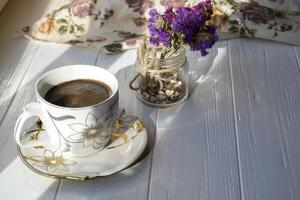 en kopp av morgon- kaffe och Hem dekor på en vit trä- tabell. foto