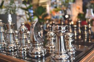 spel av schack. metall schack. silver- schack. spela schack. lyx gåva. foto