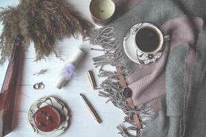 mysigt morgon- med en kopp av kaffe, ull- pläd och skön detaljer. atmosfärisk platt lägga. hygge stil. foto