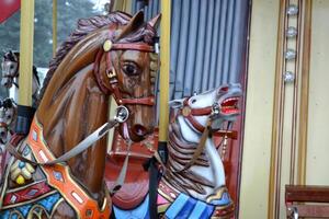 årgång europeisk karusell i en parkera. glad gå runda hästar. retro stil karusell. foto