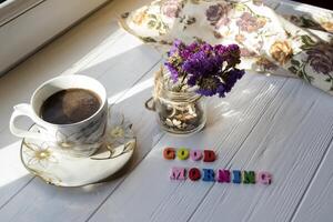 en kopp av morgon- kaffe och Hem dekor på en vit trä- tabell. foto