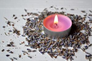 lavendel- smak. violett ljus i lavendel- blommor. lavendel- aromterapi. foto