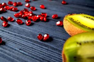 granat och kiwi frukt på de tabell. friska mat. användbar frukter. foto