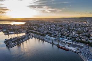 skönhet antenn se av de hav hamn och industriell zon på solnedgång i varna, bulgarien foto