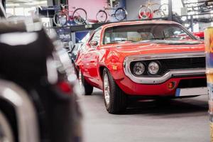 sinsheim, Tyskland - 16 oktober 2018 technik museum. röd veteranbil och andra sällsynta fordon visades på utställningen foto