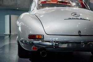 stuttgart, Tyskland - 16 oktober 2018 mercedes museum. lyser perfekt. vit historisk dyr retrobil som står på stativet foto