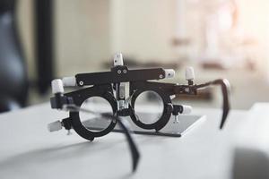speciell ögonläkare enhet på bordet i vackra vita rum foto