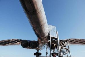 sinsheim, Tyskland - 16 oktober 2018 technik museum. historiska flygplan med stege nedanför och person som tittar foto