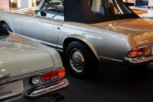 stuttgart, Tyskland - 16 oktober 2018 mercedes museum. partikelvy. snygga gamla retrobilar på bilmässan foto