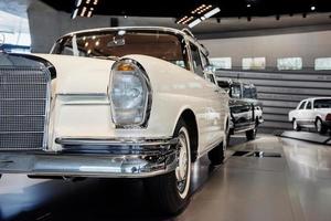 stuttgart, Tyskland - 16 oktober 2018 mercedes museum. parkerade retrobilar i det rymliga utställningsrummet foto