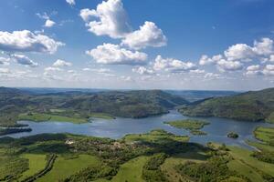 Fantastisk antenn se från en Drönare på ett spännande sjö, damm yovkovtsi, bulgarien foto