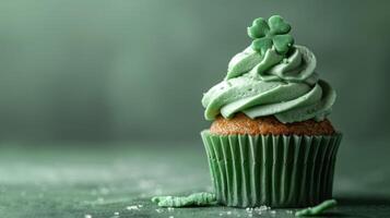 ai genererad Patricks dag muffin med grön glasyr och en klöver på en grön bakgrund foto