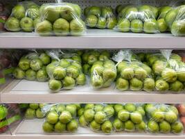 de färsk grön äpple för försäljning på de hylla foto