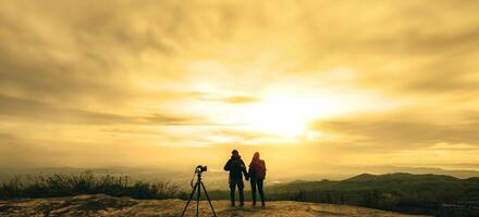 fotograf älskare kvinnor och män asiater reser koppla av i semestern. fotografera bergslandskap atmosfär på morgonen. på vintern. i Thailand foto