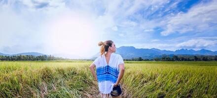 asiatiska kvinnor reser koppla av i semestern. stå naturlig beröring bergsfält. thailand foto