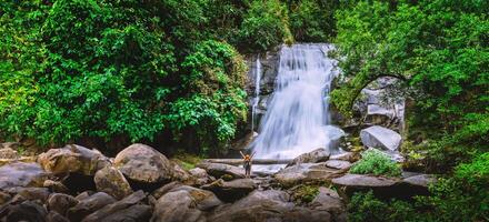 kvinnor reser. kvinna asien resenärer reser natur skogar, berg, vattenfall. resa siliphum vattenfall i chiangmai, i thailand. foto