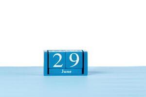trä- kalender juni 29 på en vit bakgrund foto