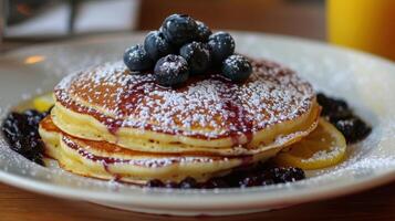 ai genererad av citron- ricotta pannkakor, toppade med blåbär kompott och en damning av pulveriserad socker foto