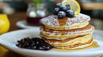 ai genererad av citron- ricotta pannkakor, toppade med blåbär kompott och en damning av pulveriserad socker foto