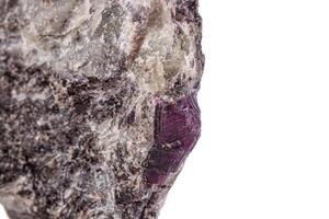 makro mineral sten rubin på en vit bakgrund foto