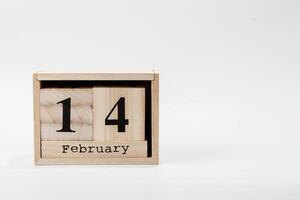 trä- kalender februari 14 på en vit bakgrund foto