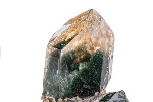 makro axinit mineral sten på en vit bakgrund foto