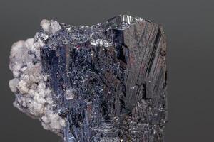 makro mineral akantit sten på en svart bakgrund foto