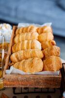 färsk bakverk. ljuv Krispig bullar i de bageri fönster. croissanter med annorlunda fyllningar. jäst deg desserter foto