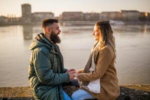 Lycklig par innehav händer medan njut av utgifterna tid tillsammans utomhus. foto