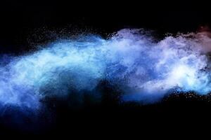 abstrakt brun pulver explosion, närbild av blå damm partikel stänk på svart bakgrund foto