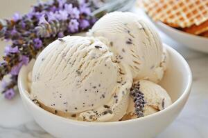 ai genererad lavendelinfunderad vanilj is grädde i en rustik skål med färsk kvistar foto