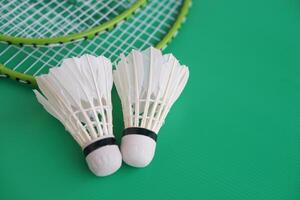 fjäderboll och racketar. badminton sport utrustning på grön bakgrund. begrepp, sport, träning, rekreation aktivitet för Bra hälsa. populär sport för Allt kön foto