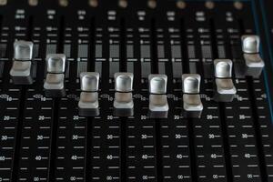 dj avlägsen knappar. audio enhet mixer. teknologi i de underhållning industri. foto