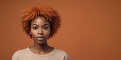 ai genererad Foto av en överraskad afrikansk amerikan kvinna modell med en orange hår isolerat på en platt suddig mörkorange bakgrund med kopia Plats baner mall. ai genererad
