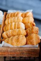 färsk bakverk. ljuv Krispig bullar i de bageri fönster. croissanter med annorlunda fyllningar. jäst deg desserter foto