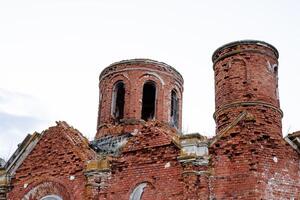 de röd tegel torn är förstörd förbi tid, de gammal byggnad, de runda former av de byggnad, de gammal strukturera av de kyrka, de murverk, foto