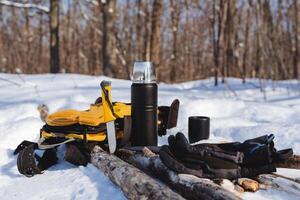 bushcraft överlevnad i de vinter- skog. förbereda till bygga en brand och läger i de snö. camping Utrustning och Utrustning. foto