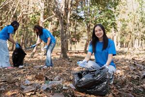 volontär- samlar plast skräp i de skog. de begrepp av miljö- bevarande. global miljö- förorening. rengöring de skog foto