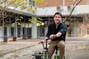 affärsman och cykel i stad till arbete med eco vänlig transport. Lycklig affärsman professionell ridning en cykel i urban gata foto