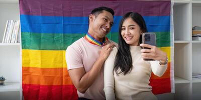 attraktiv glad Gay man njut av medan selfie med kvinna vän foto