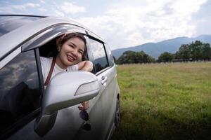 ung asiatisk kvinna njut av och roligt utomhus livsstil väg resa i skog på sommar resa semester foto