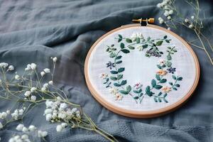 ai genererad ring med broderad vilda blommor. broderi av blommor på en mörk bakgrund med kopia Plats. hantverk och hobbies foto