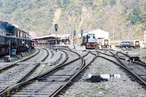 se av tåg järnväg spår från de mitten under dagtid på kathgodam järnväg station i Indien, tåg järnväg Spår se, indisk järnväg korsning, tung industri foto